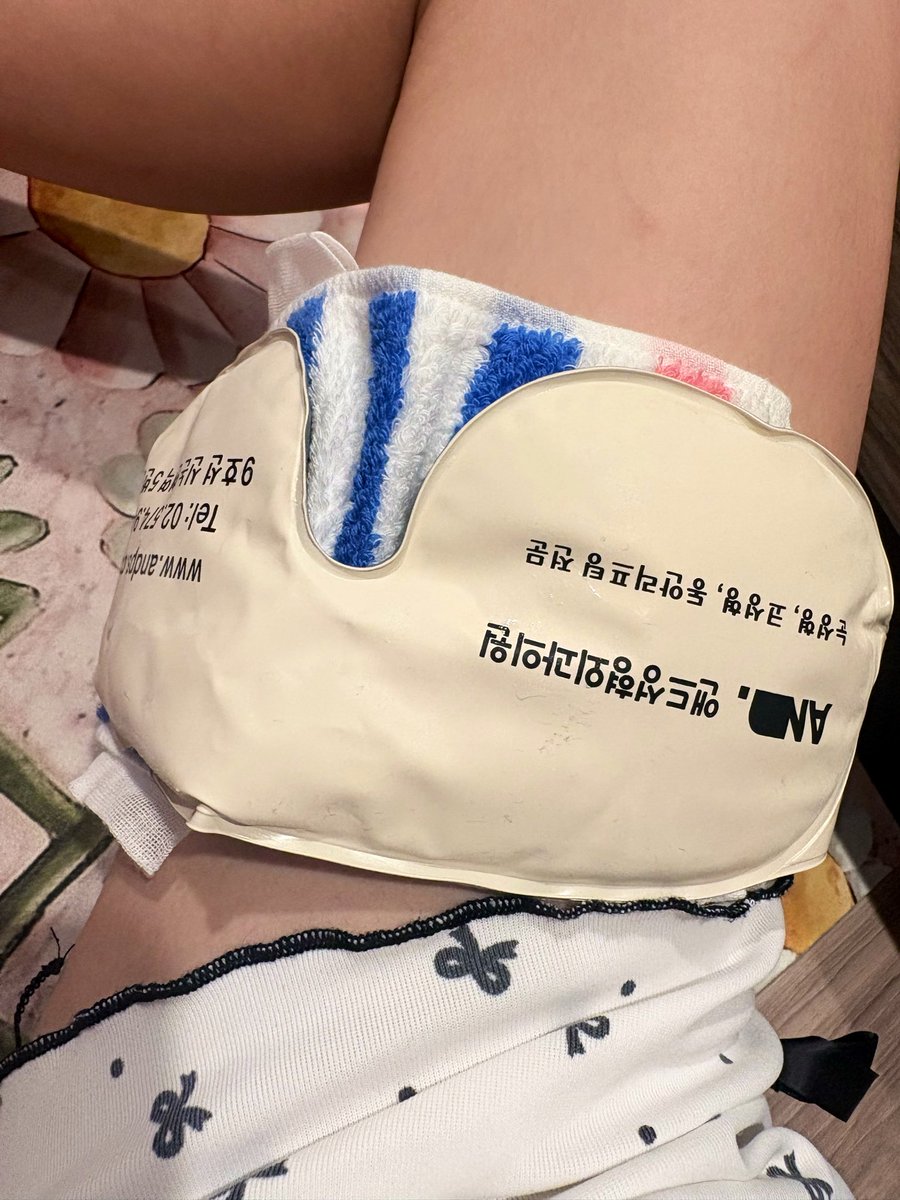 ageq1chan's tweet photo. 目の整形の時にもらった保冷剤がこんな時に大活躍してくれてる https://t.co/AQXV7X89vz