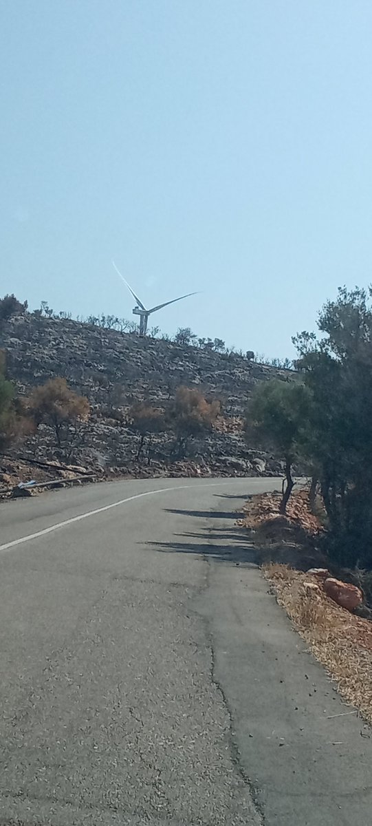 sakisgeorgiou3's tweet photo. Από μπρος καίγονται από πίσω φυτρώνουν ανεμογεννήτριες..φωτό από Δομβραίνα https://t.co/mo8dvShB0b
