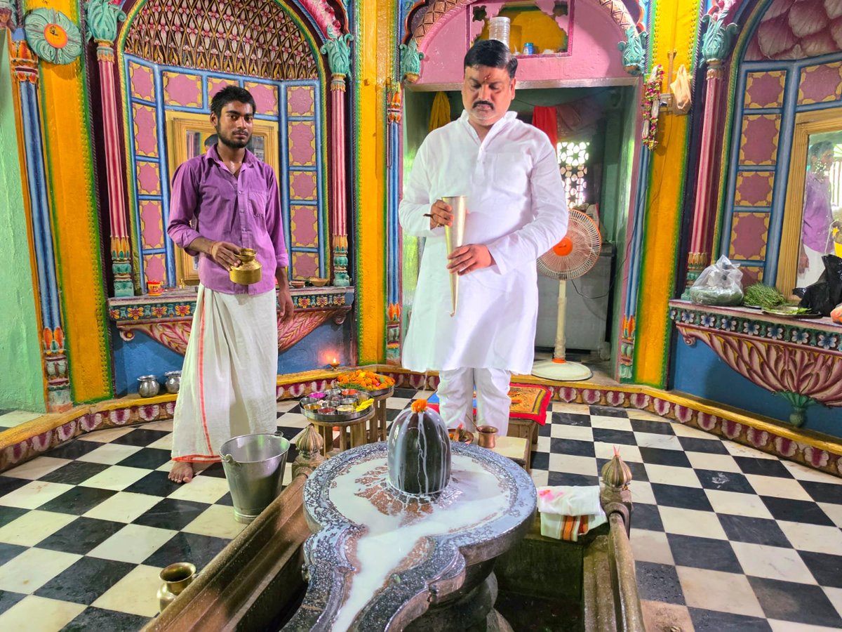 pawanpandeysp's tweet photo. ॐ त्र्यम्बकं यजामहे सुगन्धिं पुष्टिवर्धनम्। 
उर्वारुकमिव बन्धनान् मृत्योर्मुक्षीय मामृतात्।।

देवाधिदेव महादेव के उपासना को समर्पित श्रावण मास के चतुर्थ सोमवार की सभी को हार्दिक बधाई एवं शुभकामनाएं।

भगवान भोलेनाथ सभी का कल्याण करें एवं सबका मंगल करें।

हर हर महादेव🙏🔱 https://t.co/113snogTGl