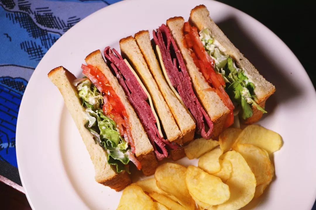 zeroeun12's tweet photo. Hoy probé un bocadillo de jamón ibérico con tomate rallado, sabe a gloria y es superrápido de hacer!， https://t.co/reZLIVeMBU