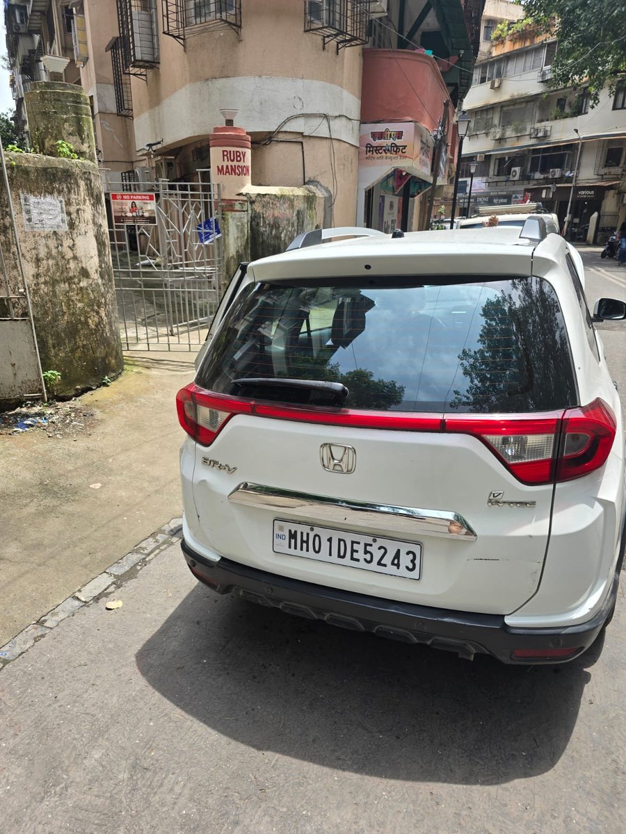 CFCLover27's tweet photo. @MTPHereToHelp this car is blocking the gate of Ruby Mansion at Barrack Rd. Please inform Azad Maidan Police station. https://t.co/OvrX8KDZk3