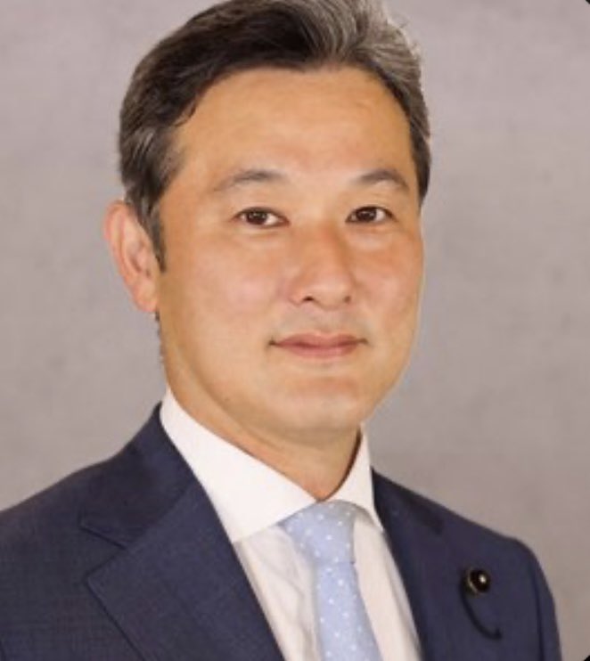 yabe1002's tweet photo. ふざけた県議💢林泰輔‼️

師と仰ぐ✨蔵内勇夫　辞任‼️

「政治家は草鞋（わらじ）たれ」
蔵内が貴方に教えた言葉❗️

政治家は民衆の歩みを下から支える草鞋のような存在であり、すり切れてボロボロになるまで身を粉にして尽くすべきだという教えや比喩です。

あなたも、そろそろ、ボロボロだから‼️

林泰輔✨辞任

をお待ちしてます‼️