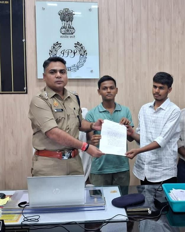 ghazipurpolice's tweet photo. ➡️बालकों द्वारा पेश की गई ईमानदारी व इंसानियत के मिशाल, रास्ते में पड़ी मिली सोने की चेन को अपने पास न रखते हुए पुलिस को किया सुपुर्द । 

▪️अवगत करना है कि आज दिनांक 24.08.2026 को थाना कोतवाली क्षेत्र के फुल्लनपुर निवासी दो बालक अंकित यादव पुत्र राकेश यादव एवं प्रवीण प्रकाश मौर्य पुत्र जय प्रकाश द्वारा घर से विद्यालय जाते समय रास्ते में फुल्लनपुर क्रॉसिंग के पास सोना(पीली धातु) की चेन पड़ी मिली। दोनों बच्चों द्वारा एक अच्छे नागरिक के कर्तव्यों का पालन किया गया,  ईमानदारी व इंसानियत की मिशाल पेश करते हुए अपने अभिभावकों के साथ पुलिस कार्यालय में उपस्थित होकर श्रीमान पुलिस अधीक्षक महोदय को उक्त सोने की चेन को सुपुर्द किया गया।
▪️पुलिस द्वारा उक्त प्राप्त चेन के वास्तविक मालिक का पता लगाकर सही सलामत आभूषण वापस लौटाया जायेगा। 
▪️दोनों बालकों की इस ईमानदारी के लिए पुलिस अधीक्षक महोदय द्वारा प्रोत्साहित करते हुए प्रशंसा की गई ।
@IgRangeVaranasi @adgzonevaranasi #UPPolice