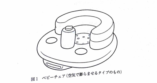 AoringoDr's tweet photo. 👶お風呂でのベビーチェア、赤ちゃんを
　「乗せたまま持ち上げないで」🛁

ワンオペお風呂でよく使う空気で膨らませるタイプのベビーチェア。とても便利な物ですが、一歩間違えると大けがに繋がる恐れがあります。
全てのパパママに知ってほしいので共有します。  

日本小児科学会の【Injury Alert No. 157】で報告された実際の事例です。

●対象：0歳4か月の女の子
●状況：空の浴槽内にベビーチェアを置き、親がシャワーを浴び終わった後に赤ちゃんを「乗せたまま」持ち上げた
●事故：約60cmの高さで赤ちゃんが背もたれ側にすり抜けて後方へ落下し、浴室のタイルに頭を強打した
●診断：急性硬膜外血腫、頭頂骨骨折でPICUへ入室（幸い後遺症なく退院）  

空気式のベビーチェアは軽くて持ち運びしやすい反面、安定性に乏しいという特徴があります。
特に浴室などの濡れた場所では滑りやすく、持ち上げた際に手から滑ったり、赤ちゃんが抜け出しやすくなるため大変危険です。  

⚠️育児中の重要なお願い⚠️
ベビーチェアやバウンサーなどの育児用品は、そもそも「子どもを乗せたまま持ち上げることを想定した設計」ではありません。
子どもを乗せたまま持ち上げる行為は極めて危険です。

使用時は必ず対象月齢・体重を守り、不安定な場所には置かないようにしてください。 
便利なアイテムの誤使用は、時に重大な事故に繋がります。子どもたちの命と安全を守るため、一人でも多くの方にこの情報が届くように...。