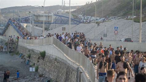 hschurich's tweet photo. Damit die Öffentlichkeit nicht erfährt, was in Ceuta so passiert, wurden sämtliche Webcams offline genommen.
Was du noch findest, ist wochenaltes Material, nichts Aktuelles mehr.
Bewohner, die eine Webcam einrichten wollten, wurden durch Einschüchterungen und Drohungen seitens der Regierung davon abgehalten.
Das muss diese Demokratie unter Linken sein.