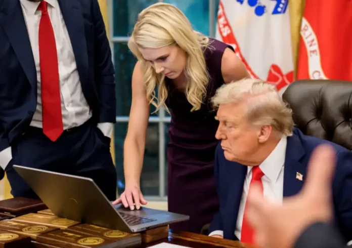 elburgado's tweet photo. Las cartas de devoción de una asesora a Trump reavivan las dudas sobre su influencia en la Casa Blanca https://t.co/yhVfrgkkDT via @El Burgado https://t.co/QK7ff0By9t