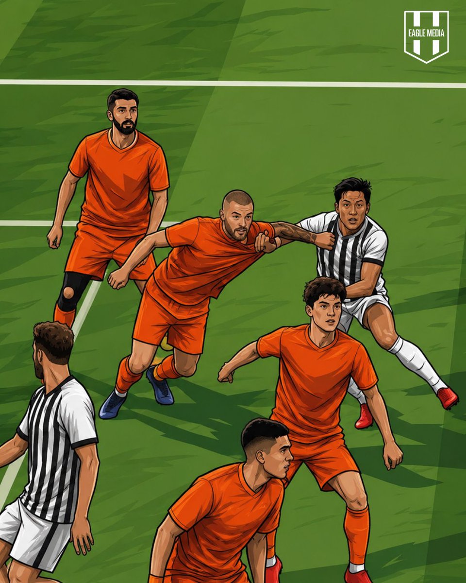 Eaglemedia__'s tweet photo. Hyeongyu Oh'un iptal edilen gol pozisyonu hakkında:

Deniz Çoban: "Bir hakemin başarısı aynı maç içerisindeki standart kararlarıyla ölçülmeli.

Karşılıklı çekişme sonucu Aliti'nin kendini kolay bir şekilde yere bırakmasına rağmen hakem, kararını hücum oyuncusunun aleyhine kullandı ve gol kararını iptal etti.

90+1. dakikada Vlahovic ve Ümit arasında geçen pozisyonda da karşılıklı çekişme mevcut. Hatta o pozisyonda Ümit daha fazla çeken taraf.

Vlahovic - Ümit pozisyonuna devam diyorsan, Oh - Aliti pozisyonuna da devam demen gerekir. Gol kararı verilmeliydi."