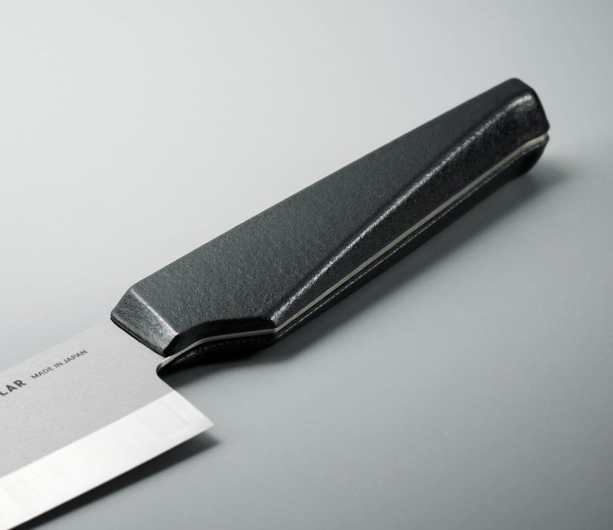 jp_sakuraselect's tweet photo. A great knife isn’t only about sharpness.
VERMICULAR’s asymmetrical blade helps reduce sticking and release food naturally, while its cast-iron handle creates deliberate balance—a kitchen knife designed around the entire cutting motion.
#VERMICULAR #JapaneseDesign https://t.co/3wZoi2G1wt