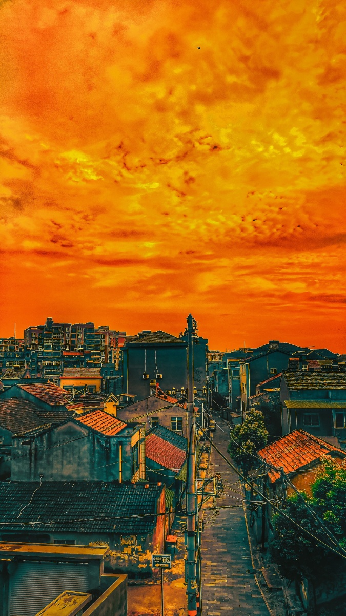 RyleighMastw's tweet photo. Atardecer naranja ilumina las paredes empedradas del barrio antiguo, un café en la acera espera el otoo.， https://t.co/pJt1GLf9KH