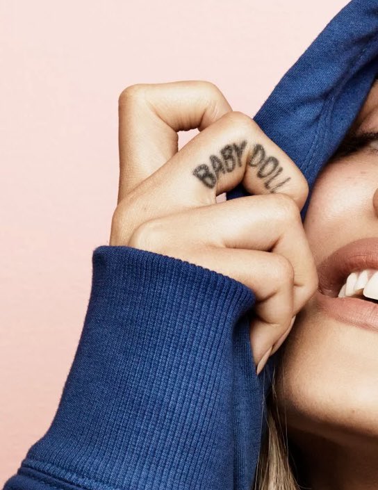 arianagrandebr's tweet photo. MEUS PAIS! Ricky Alvarez fez mais uma tatuagem igual à de Ariana Grande. https://t.co/D8oNEYIsXg