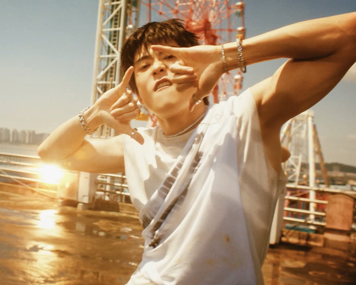 hourlyjaeh's tweet photo. jaehyun in blingy mv https://t.co/gMAj5aBflO