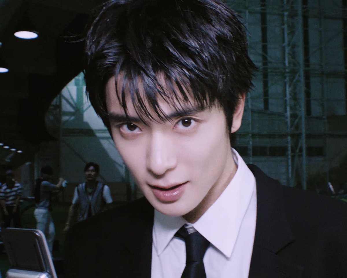 hourlyjaeh's tweet photo. jaehyun in blingy mv https://t.co/gMAj5aBflO