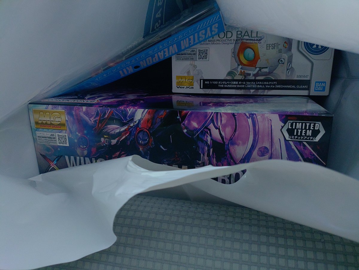 Ch_Chulainn_KeN's tweet photo. 昨日実家の建具の建付直したら臨時収入げっと！
ガンダムベースポップアップストア行ってみるかなと入場手続きしようとしたら週末以外は今フリー入場らしいのでサクッと仕事帰りに寄ってみましたヽ(=´▽`=)ﾉ
前回無かった限定ボールや金ピカGやサイコドーガやホビーハイザックが増えてたw https://t.co/zloGKAmsLU