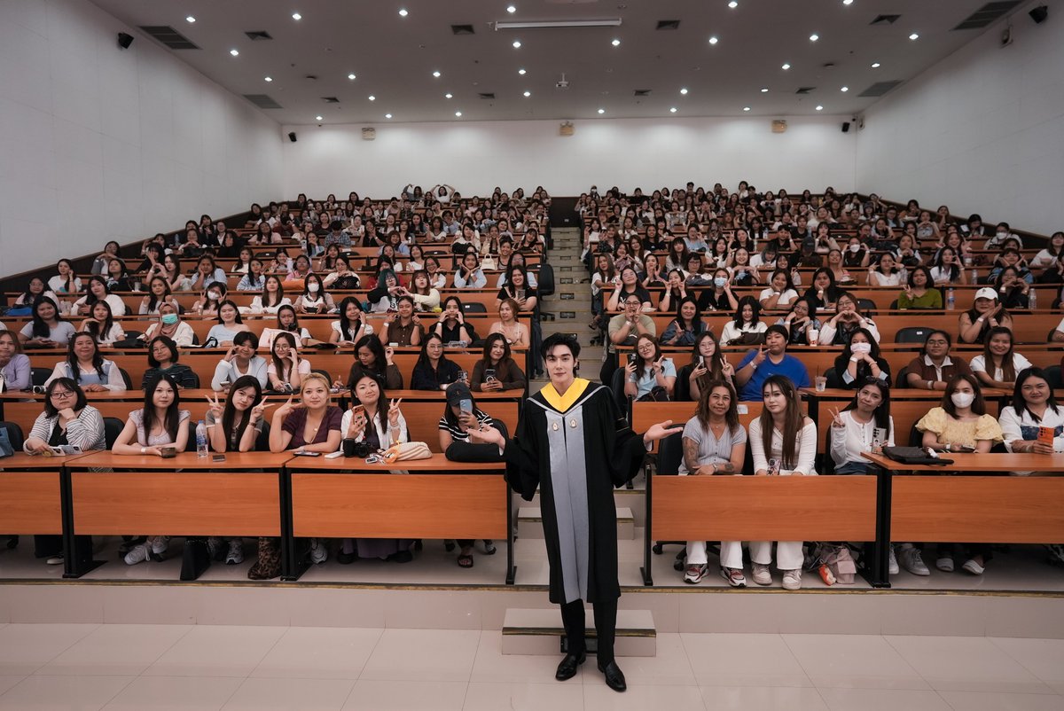DeeHupHouse's tweet photo. ขอแสดงความยินดีกับ ’ตี๋ บุญยเกียรติ วงค์ษาแจ่ม‘ ที่จบการศึกษาระดับปริญญาตรีจาก คณะวิทยาศาสตร์ สาขาวิทยาศาสตร์การกีฬา มหาวิทยาลัยราชภัฏจันทรเกษม 🎓
และ ขอขอบคุณทุกท่านที่มาร่วมแสดงความยินดีนะครับ ❤️
#TeeGraduation
#TeeBoonyakait
#GEND #GenerationD
#DeeHupHouse https://t.co/DxIovXEzkd