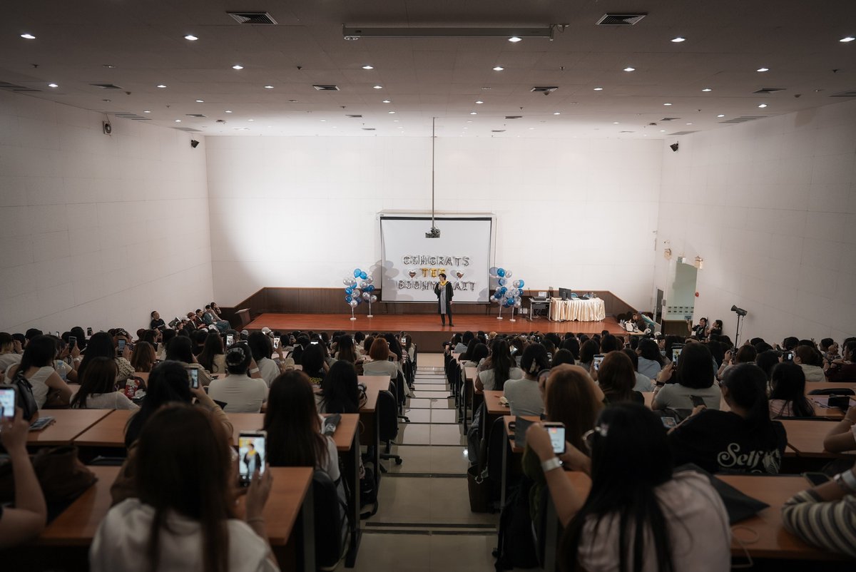 DeeHupHouse's tweet photo. ขอแสดงความยินดีกับ ’ตี๋ บุญยเกียรติ วงค์ษาแจ่ม‘
#TeeGraduation
#TeeBoonyakait
#GEND #GenerationD
#DeeHupHouse https://t.co/7o8VqszBaH