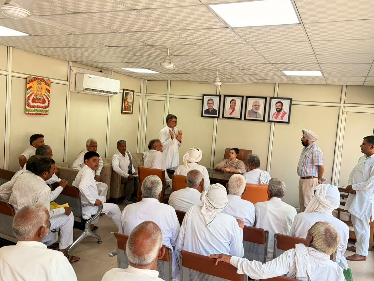 Shruti4Progress's tweet photo. 70 से अधिक गांवों से आए 200 से अधिक किसानों एवं ग्रामीणों ने आज मुझसे मुलाकात कर सुंदर ब्रांच एवं सुंदर सब-ब्रांच से संबंधित पानी की अपनी मांगें एवं समस्याएं रखीं।

मैंने सभी को स्पष्ट किया कि उनकी मांगों पर गंभीरता से कार्य किया जा रहा है। इनसे संबंधित कार्यों को बड़ी पाइपलाइन परियोजनाओं में भी शामिल किया गया है, ताकि क्षेत्र की सिंचाई व्यवस्था को स्थायी और प्रभावी समाधान मिल सके।

ग्रामीणों ने धरना स्थल पर आकर उनकी मांगों को सुनने और धरना समाप्त करवाने का आग्रह किया। मैंने उन्हें आश्वस्त किया कि विधानसभा सत्र के उपरांत दिल्ली में निर्धारित बैठकों के बाद मैं उनसे मिलूंगी और आगे की कार्रवाई सुनिश्चित करूंगी।

इस दौरान ACS,  EIC तथा सिंचाई विभाग के अन्य वरिष्ठ अधिकारी भी उपस्थित रहे। सभी साथियों ने विश्वास जताते हुए धन्यवाद दिया और संतुष्ट होकर लौटे। किसानों और ग्रामीणों का यह विश्वास ही हमारी सबसे बड़ी जिम्मेदारी है।

@narendramodi @BJP4India @NitinNabin @AmitShah @NayabSainiBJP @BJP4Haryana @mlkhattar @blsanthosh  @ArunSinghbjp @PMOIndia @TawdeVinod @saudansinghbjp @PhanindranathS3 @DrSatishPoonia @tarunchughbjp @HMOIndia @bjparchanagupta