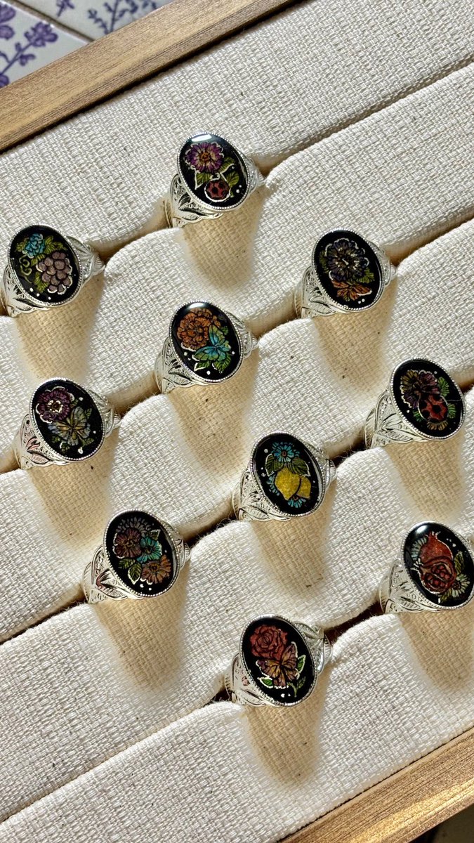 mal_mellow's tweet photo. - New drawing ring -
“ Mellow Night ”

夜とmellow、romanticをテーマにした新しい原画リングが誕生しました。

静かな夜の中に浮かぶ花や果実、そこへ訪れる小さな昆虫たちを、ひとつひとつ小さな画面に描きました。

甘く、柔らかく、少し気怠い夜の景色を指先に。🥀🫧 https://t.co/eerNxqXUAe