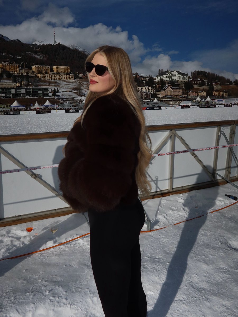 Rhapraado's tweet photo. Snow, sun, sunglasses, champagne. https://t.co/7iiuDlP4kp
