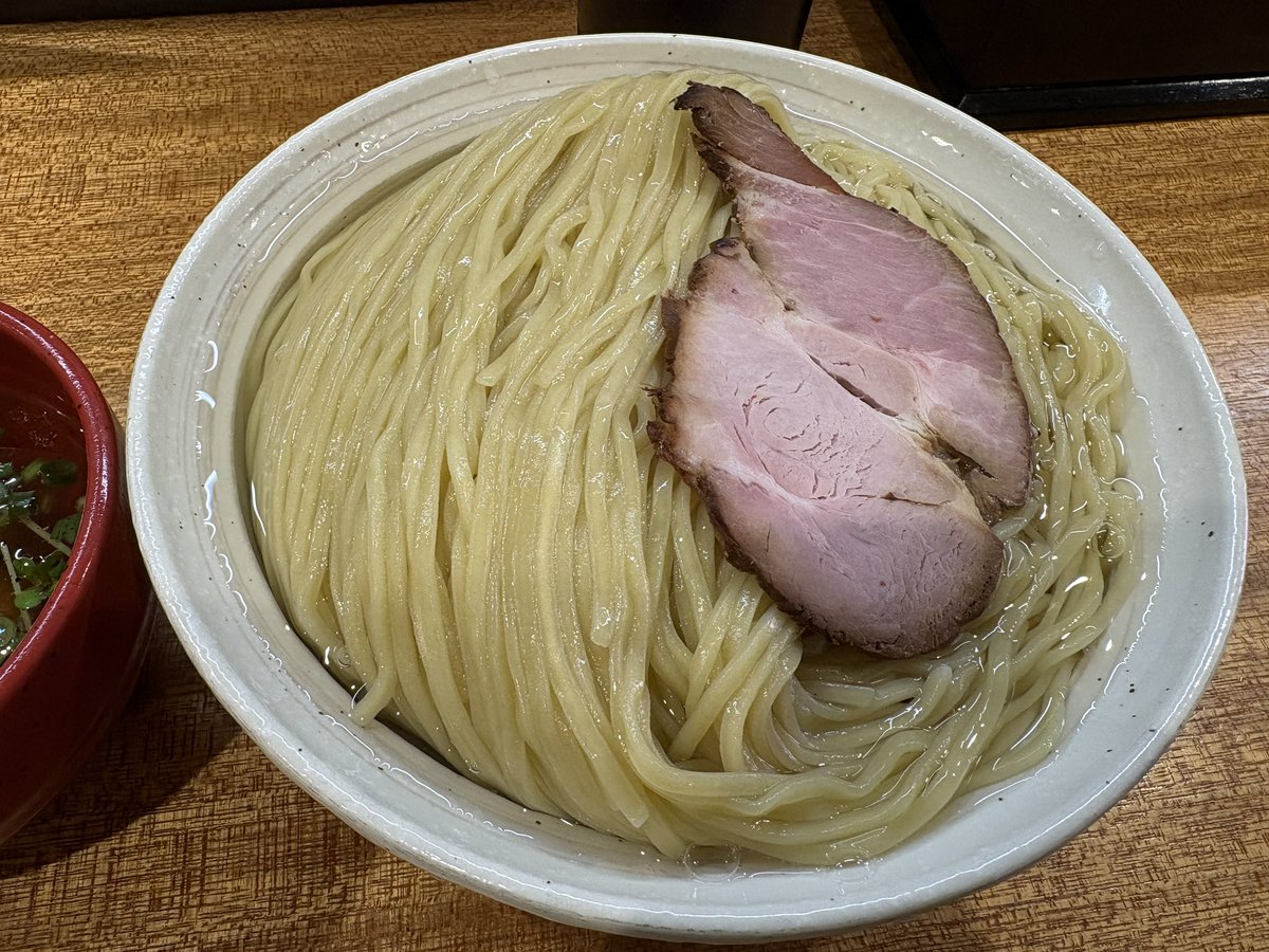 sorcerer18492's tweet photo. 昨日お昼に麺処想へ

かごめ昆布水つけ麺 得々盛り

今月一杯で閉店ということで、麺量最大にして麺を腹一杯堪能

つけダレもいつも通り美味しいです
もう食べられなくなるのは寂しい限り

チャンスがあれば、閉店までまた来店したい
#麺処想 https://t.co/G1yOWoJeAK