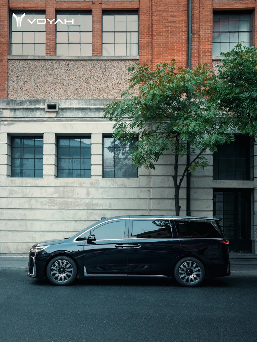 VOYAH_Motor's tweet photo. ✨ A quiet composition on the streets. Behind patterned facades, #VOYAHDREAM shares a silent harmony with the textures of red bricks and windows. 🍂
 
A sanctuary of comfort, ready for wandering.
 
#VOYAH #FreedomToExplore #DriveTheAesthetic #LuxuryTravel https://t.co/uARM8YwA1w