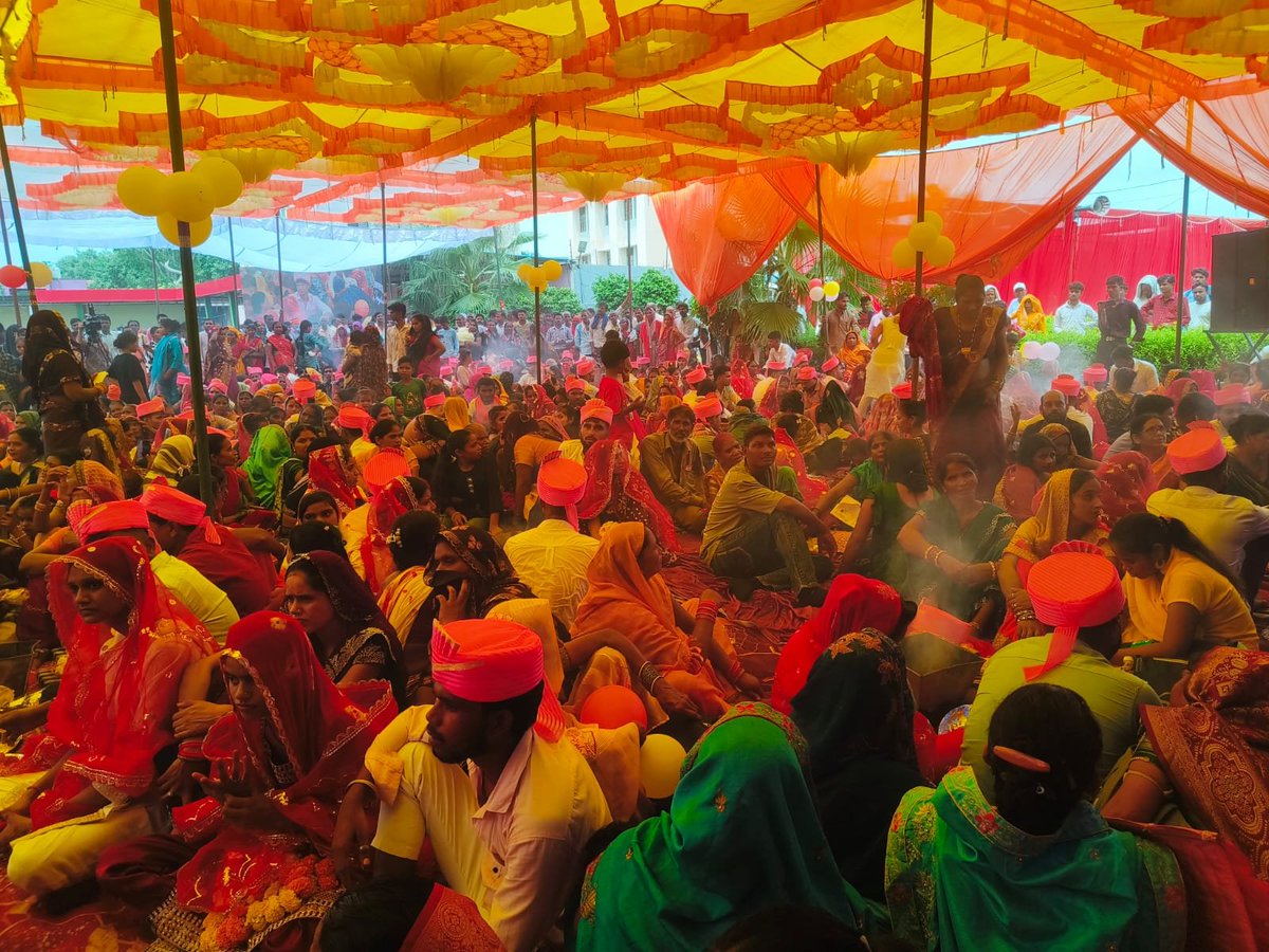 SDMBILGRAM's tweet photo. आज 159-बिलग्राम विधानसभा क्षेत्र में मुख्यमंत्री सामूहिक विवाह कार्यक्रम का आयोजन किया गया कार्यक्रम में बिलग्राम,माधौगंज विकासखंड  मे लगभग 125जोड़ों का विवाह वैदिक रीति-रिवाजों के साथ सकुशल एवं शांतिपूर्ण ढंग से संपन्न हुआ।@upGovt @InfoDeptUP @UPSamajKalyan @CdoHardoi @dmhardoi https://t.co/aKRQrWVPcm