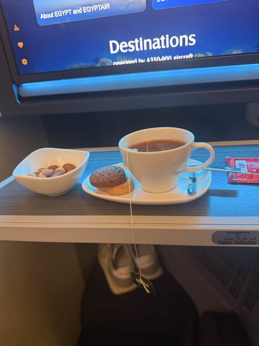 AhmedAsayed's tweet photo. مصر للطيران الخط الجديد من شيكاجو ل القاهرة بعد التجربة عاملين عظمة العظمة!
١- سعر التذكرة رايح جاي $٧٠٠ دولار و مقارنة ب اي شركة تانية اقل على الاقل ٣٠٪ في هذا التوقيت مع ملاحظة ان مفيش احسن من الدايركت .

٢- عملت ابجريد في المطار ل بيزنس رحلة شيكاجو القاهرة ب $٦٠٠  و دة سعر خرافي برضة 

٣- مكنش في غلاسة في الوزن الزيادة بس المعقول منة برضة

٤- طقم الضيافة كانو لطاف جداً و دة مهم في رحلة طويلة ١١ ساعة 

٥- الطيارة جديدة و طبعاً لسة نضيفة و الحمامات دايما نضيفة 
٦- ساعتين انترنت ( مكالمات صوتية و تصفح ببلاش) لكل الطيارة مش البيزنس بس ، بعد الساعتين تاخد الرحله كلها فري تكست و ڤويس نوتس ( واتس اب و خلافة)
٧- الاكل كان كويس في البيزنس طبعاً و كان برضة كويس في الدرجة الاقتصادية لان صاحبي كان معايا نفس الرحلة و شكر فية

شكراً يا مصر للطيران  @EGYPTAIR و يا رب تحافظوا على الاسعار دي و المواعيد و الخدمة دي .