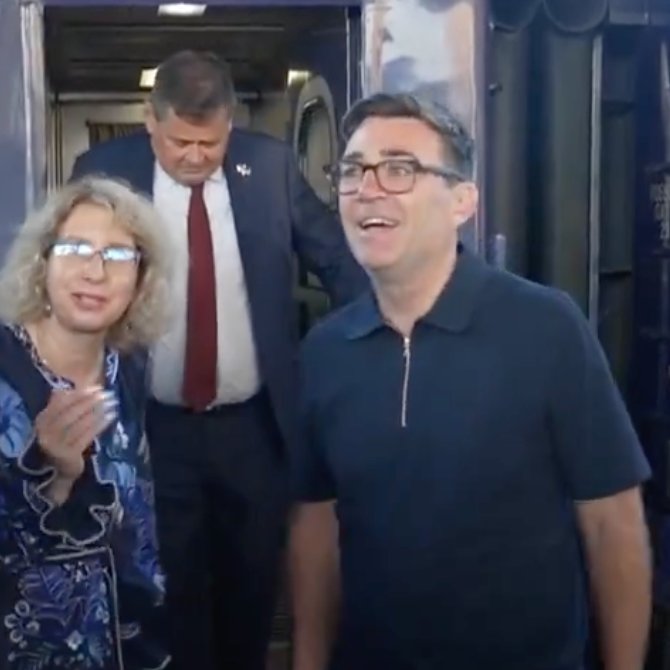 danwootton's tweet photo. WE ARE BROKE.
Ukraine's Zelenskyy government is proving it's more corrupt by the day.
Yet our new PM Burnham has just turned up in Kyiv wearing a dodgy polo shirt grinning like a Cheshire cat signing another blank cheque to keep this ludicrous war going.
God help us... https://t.co/lEyhlx3Fx0