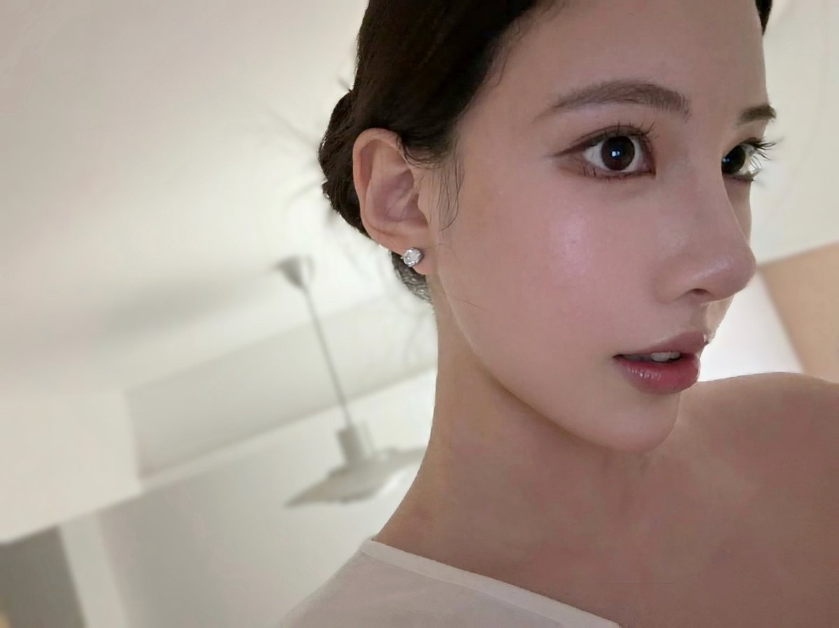 Toyiu11's tweet photo. 这个妆花了我300块 稍微开了点磨皮就和开了wink减龄一样 但是脸特别特别黏 感觉被牛舔了 https://t.co/8OZeLbR6W3