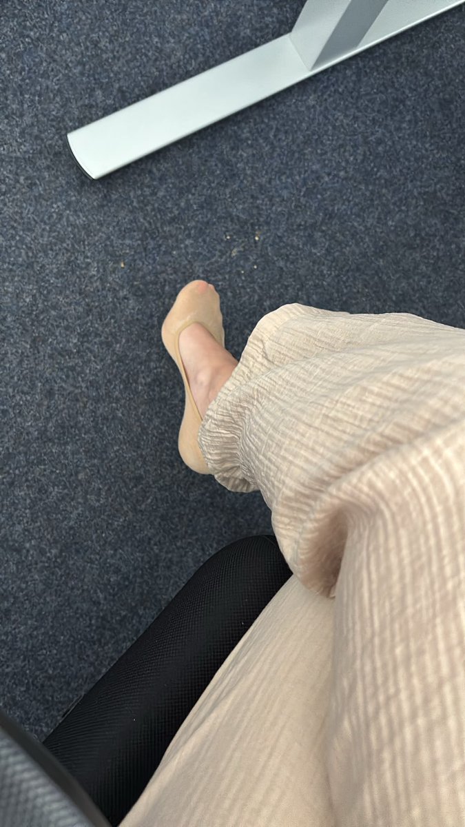 melissa33362999's tweet photo. Wenn du mein Kollege wärst und zu viel redest, würde ich dir meine verschwitzen Füßlinge ins Maul stecken, damit du endlich Ruhe gibst! 

#footfetish #feet #ballerinas #flats #footslave #findom #mistress #nylons https://t.co/dGoBU058vV