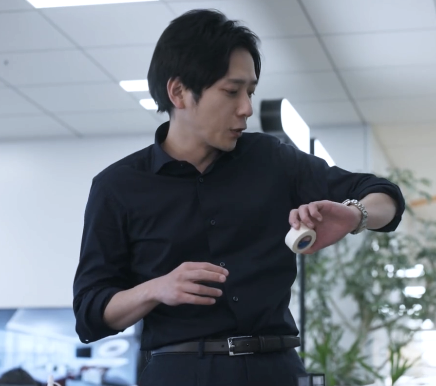 1do_nh's tweet photo. 黒シャツ腕まくりの二宮くんめっちゃかっこいい　これもうリアコ加速装置だろ https://t.co/Vlw4Kc9AQn