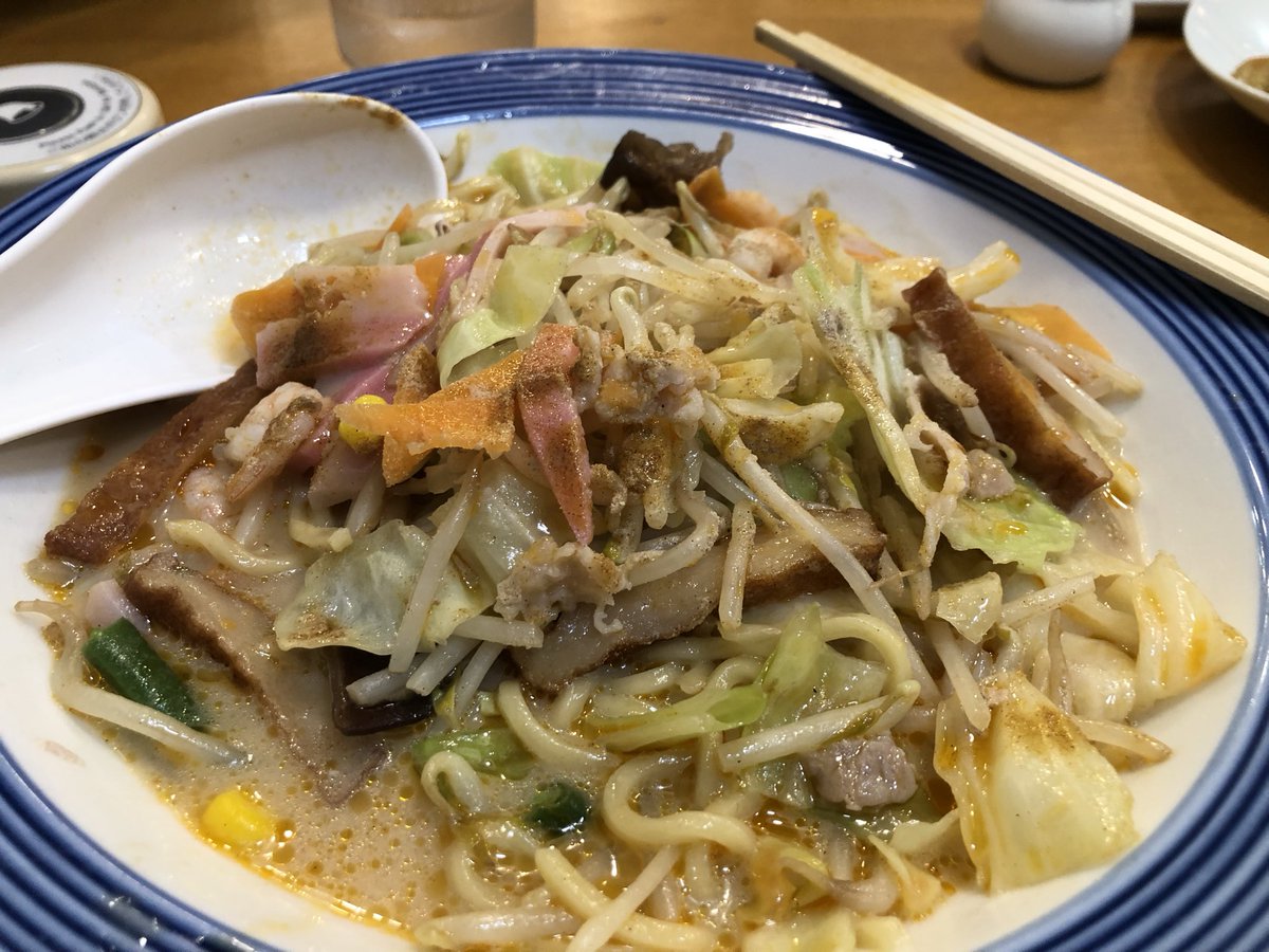 ryo_thevacks's tweet photo. 超何年ぶり？に近くのリンガー。。。

味薄くて麺も違うと思う。。。

リンガーの社長さんは全国統一されとる。て、発表しとらすけど、やっぱい違うなあ💦　社長さん歌舞伎町のリンガー食うてみらんばやろ😆

レイジュにどう？と聞いたら、長崎の方が美味しい。

あっ、今日も泊まるそうです😅 https://t.co/b42OxT4OFY