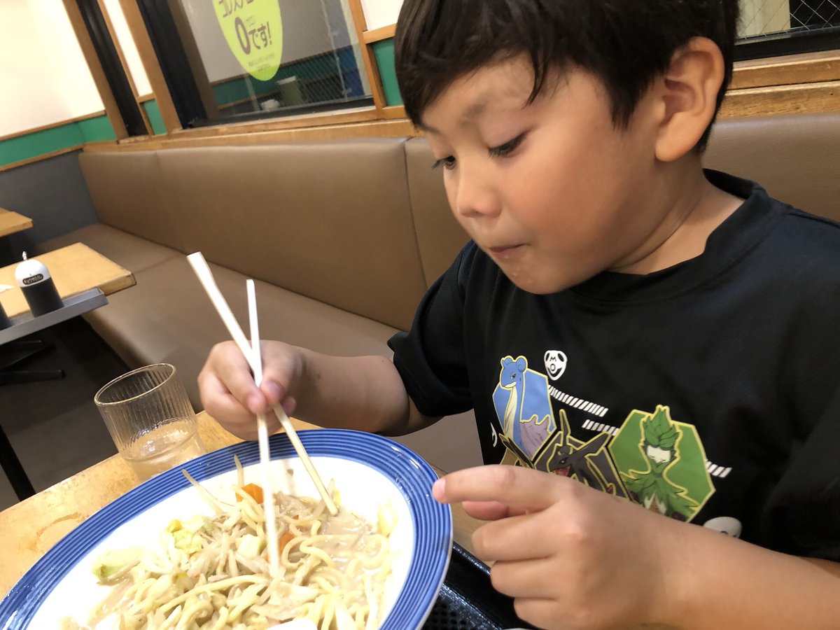 ryo_thevacks's tweet photo. 超何年ぶり？に近くのリンガー。。。

味薄くて麺も違うと思う。。。

リンガーの社長さんは全国統一されとる。て、発表しとらすけど、やっぱい違うなあ💦　社長さん歌舞伎町のリンガー食うてみらんばやろ😆

レイジュにどう？と聞いたら、長崎の方が美味しい。

あっ、今日も泊まるそうです😅 https://t.co/b42OxT4OFY