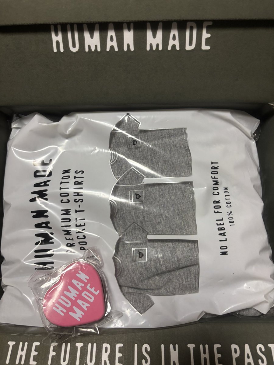 teketekemax's tweet photo. HUMAN MADEのTシャツ3枚7,700円家族みんなで使う事にした。ブランドの入口として上手い価格設計。客単価も上げつつ日常使い取りにいく売り方凄い https://t.co/d9H4iuYcH1