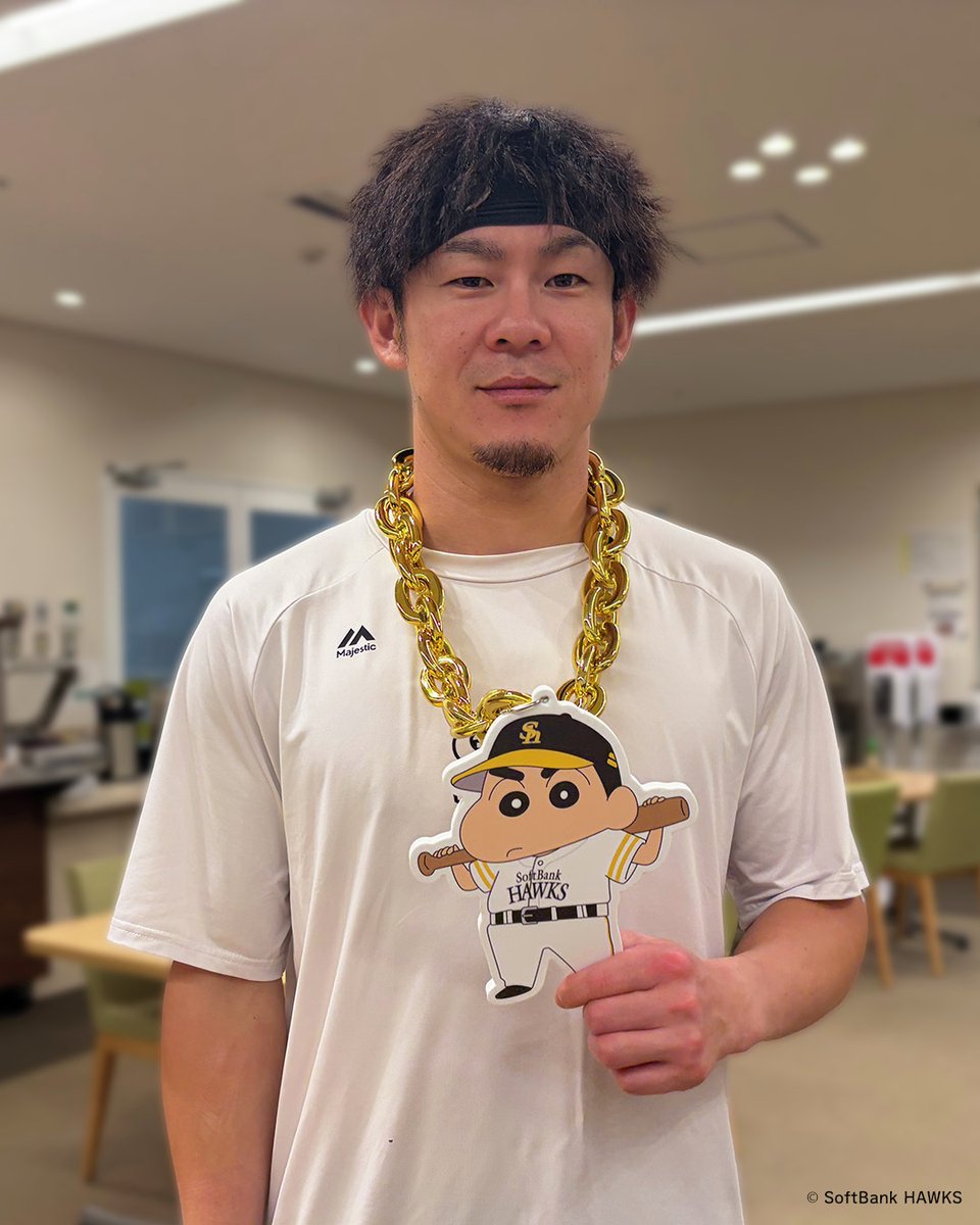sbhawks_goods's tweet photo. ＼🍃「#クレヨンしんちゃん」コラボグッズ🍃／
選手たちが着用してくれました📸

公式オンラインストアでコラボグッズを好評販売中🚩

選手たちとお揃いにしよう🎶

コラボグッズはこちら👉 https://t.co/Jgtnfr1c17

#クレしん @crayon_official #sbhawks https://t.co/JBaX86sf7j