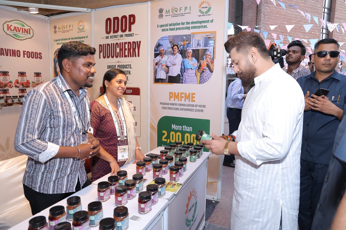 iChiragPaswan's tweet photo. आज #PMFMEBazaar में देश के अलग-अलग हिस्सों से आए हमारे सूक्ष्म खाद्य उद्यमियों से मिलना बेहद उत्साहजनक रहा।
स्थानीय उपज से बने नए उत्पाद, आकर्षक पैकेजिंग और अपने क्षेत्र के स्वाद को एक पहचान देने का उनका प्रयास बताता है कि भारत के गांवों और जिलों में उद्यमिता की कितनी बड़ी क्षमता मौजूद है।
#PMFME का उद्देश्य इसी क्षमता को बाजार, तकनीक और अवसर से जोड़ना है, ताकि स्थानीय उत्पाद केवल स्थानीय पहचान न रहें, बल्कि मजबूत भारतीय ब्रांड बनकर देश और दुनिया तक पहुंचें।
#PMFMEConclave2026 #SwadSeSamriddhi