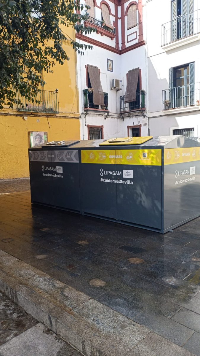 SevillaBasura's tweet photo. Tas muchas movilización del vecindario, hemos conseguido pasar de la 1a foto a la 2a. Es de justicia agradecer, en este caso, a
@eveliarincon y a @LipasamSevilla el esfuerzo por mejorar la C/Churruca. Seguiremos trabajando para mejorar nuestro barrio
https://t.co/hHHY53pekc https://t.co/v52lyN8EE2