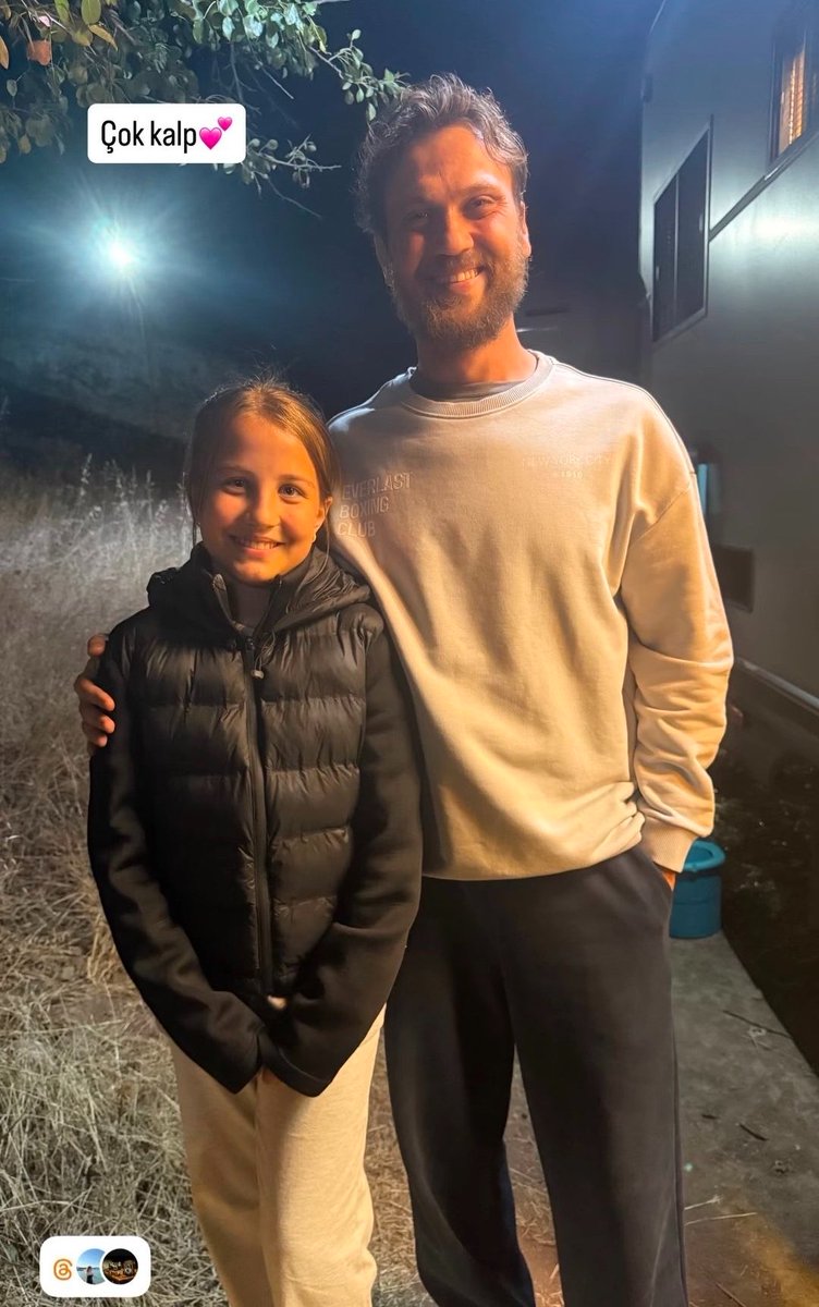 bestofarasbulut's tweet photo. 🆕| Eve Giden Yol setinden Aras Bulut İynemli ve çocuk oyuncu Simay Göral ✨

#ArasBulutİynemli | @Aras_B_iynemli 
#EveGidenYol https://t.co/GhI3suYLfw