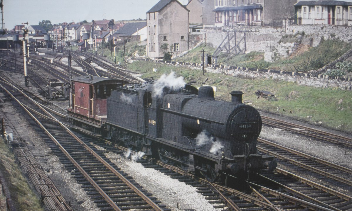 JeffAlbiston's tweet photo. Fowler 4F 44389 leaves Llandudno Junction with a brake van.
44389 was a long-term resident of 6G shed.
📆 1963
📷 Photo by Phil Bowen.
#steamlocomotive #1960s #NorthWales #BritishRailways https://t.co/hhkE6UEX58