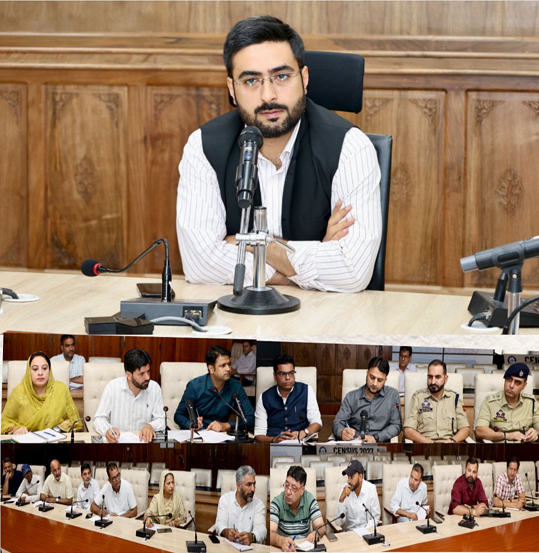 srinagaradmin's tweet photo. DC Srinagar @akshaylabroo reviews Arrangements for Raksha Bandhan Festival

Departments directed to ensure hassle-free pilgrimage for devotees through better essential services, medical facilities and traffic management at Shankracharya Temple
@diprjk https://t.co/8fAIqqeUHH