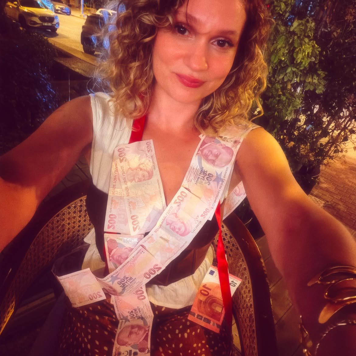 darkwebhaber's tweet photo. Farah Zeynep Abdullah'a doğum gününde altın ve para takıldı. https://t.co/ImKT18KNHz