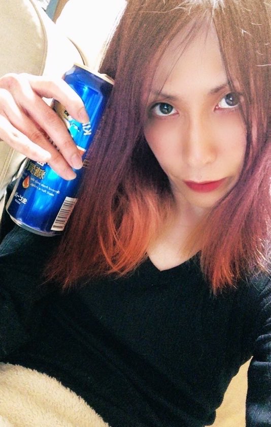 Ruka_UNPLACE's tweet photo. ずっと髪長いよね。
美容院は年１だからね。
ビールは毎日だからね。
人生一度はビジュアル系バンドマン経験すると老けない説。
あるかも。脳内の意識とか。
友人達も、まぁまぁ良い歳なのにみんな若い。
なんかマジ若い。中身もノリも。
社会不適合者だけど幸せだから良いや。
ギャル魂は生きてる。 https://t.co/eiK4bQgoHA