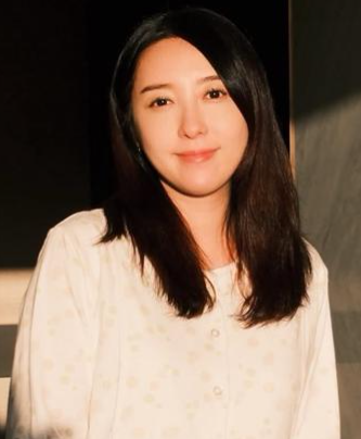 SayaVTuberJP's tweet photo. 日本の国宝「仏足石」に油（液体）をかけた台湾人女性は、台湾のタレントだったようですね...そのタレントのマネージャーが声明を出しました。（和訳は最後に載せます。）

本件について、台湾のSNSでも批判の声が多く、こんな行為には同意できないという台湾人がたくさんいます。

◆容疑者
・名前：五熊（本名：蔡宜臻）
・台湾で女優・司会者として活動

2026年4月に犯行、
2026年8月日本に再入国に空港で逮捕。

＜本人の説明＞
感動したものに油をかけて祈祷するという。

＜かけたもの＞
日本の警察による鑑定の結果、かけられたのは、化粧品などに広く使われる無色透明の「グリセリン」だったという。

＜宗教と関係する行動＞
彼女はキリスト教のカリスマ派の信徒だそうです。
（中国語：基督教靈恩派）

＜以下、マネージャーによる声明（和訳）＞
近日発生した出来事について、各方面から多くの関心が寄せられていることを受け、マネージャーとして、ここで皆様にご説明いたします。

現在、本件については日本国内の関係機関が法に基づき調査を進めており、現段階では本人と直接連絡を取ることができない状況です。現在の状況については、家族および日本国内の弁護士の協力を得ながら確認を進めております。

現時点で把握している情報が限られており、本人に代わって本件の詳細やメディアで報じられている内容について説明・回答することは、現段階では困難です。

調査の手続きを尊重し、未確認の情報によってさらなる誤解が生じることを避けるため、現段階では本件についてこれ以上のコメントを控え、必要な調査を行うため、今しばらくお時間をいただけますようお願いいたします。

この度、本件により多大なるご迷惑をおかけしておりますこと、深くお詫び申し上げます。

今後、状況がさらに明らかになり、調査に支障をきたさない範囲で新たな情報が確認された場合には、改めて皆様にご説明いたします。

皆様のご関心とご理解に心より感謝申し上げます。