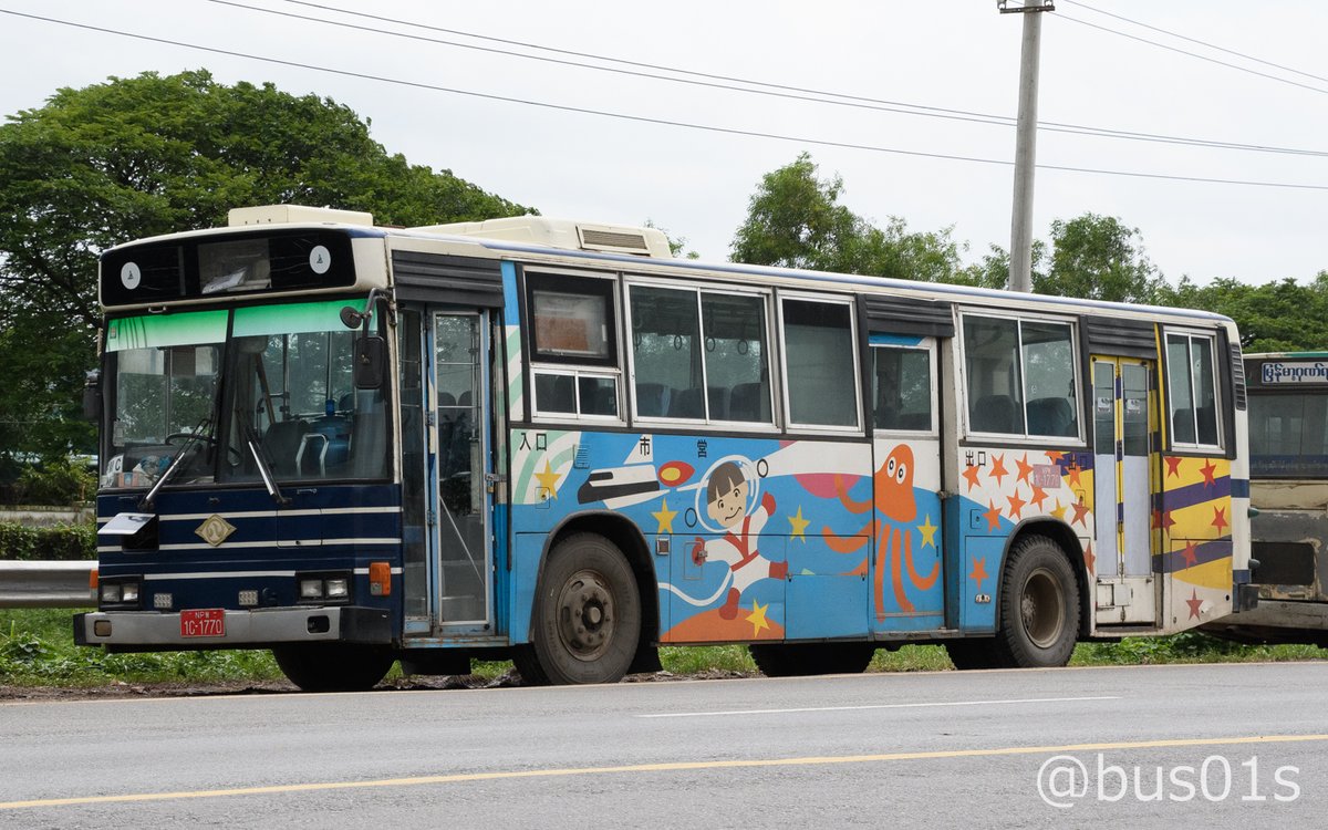bus01s's tweet photo. YBS発足後も多数の日本製中古バスが使用されていたヤンゴン市内の工業団地。
2010年代はかなり賑やかな顔ぶれだったが、2023年の訪問時は元神奈中と元神戸市営が数台、2025年の訪問時は元神戸市営1台しか確認できず、同工業団地からも多くの日本製中古バスが消え外国製のバスに置き換えが進んでいる。 https://t.co/VFo56T9QOm
