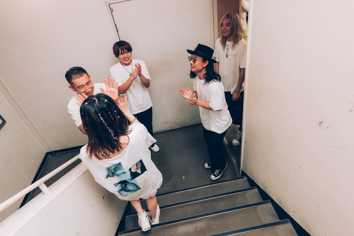 junnarockyou's tweet photo. 心強すぎるロッキューバンドの皆さま❤️‍🔥

背中を完全に預けあって、全員が自由に音楽できるって本当に最高!!!!!

ステージ上ではかっこいいけど、みんなお茶目でかわいい〜〜〜

最強バンドでラストまで駆け抜けるぞおおおおおおおお！！！！！！

#Junna_ハローグッバイツアー https://t.co/IwT5QMLC95
