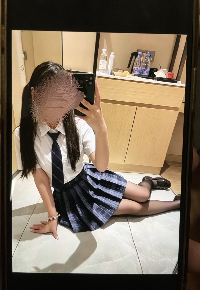 zzl2399's tweet photo. 🎉有情人终成眷属🎉
偷看女友手机，这应该是男同事带她开房了
这两天看她多了一个包，看起来贵贵的，男同事应该是下了血本，所以同意了，居然还为他扎了双马尾哈哈（羡慕） ☺️
#绿帽 https://t.co/gu8t6nbPze