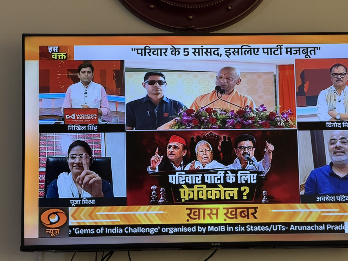 kumar_diwakar's tweet photo. There should be some deference between DD news and Republic TV 
Pariwar party ka photo me kuchh aur bhi to add kar sakta tha
@DDNewslive @nehafolksinger https://t.co/b9f3ycYiAA