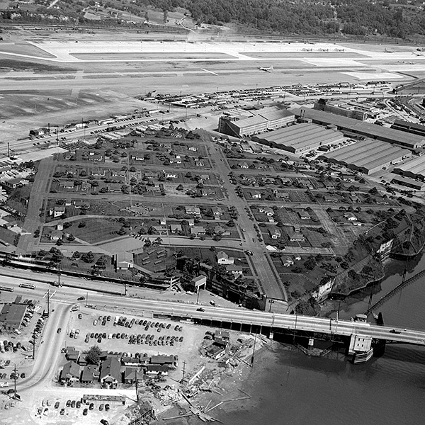 viagempassado's tweet photo. ESSA “CIDADE” NÃO EXISTIA. ERA O TELHADO DE UMA FÁBRICA DA BOEING.

Durante a Segunda Guerra Mundial, os EUA tinham um problema: como esconder do inimigo uma gigantesca fábrica que produzia bombardeiros B-17 em Seattle?

A solução foi absurda.

Construíram um bairro falso em cima da fábrica.

Casas, ruas, árvores e gramados foram feitos com materiais como madeira, tela, arame e tecido. Visto do alto, o enorme complexo industrial simplesmente se confundia com os bairros ao redor.

E enquanto alguém sobrevoando enxergaria uma pacata vizinhança americana… milhares de pessoas trabalhavam literalmente embaixo dela construindo aviões de guerra.

A Plant 2 da Boeing acabaria produzindo quase 7.000 B-17 durante a guerra.

Terminada a ameaça, o cenário foi desmontado em 1946.

E a foto abaixo é real.

Se você visse isso de um avião na década de 1940, perceberia que havia uma fábrica inteira escondida ali?