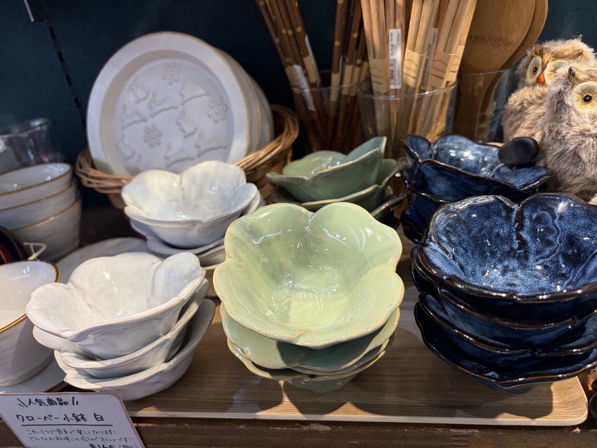meinyan_DM's tweet photo. うーん、小鉢どれも可愛くて迷う 💭
でもスペースないから何個もはいらないし 🥲
可愛いのは黄緑やけど使いやすいのは白とか青なんかなぁ 💭 https://t.co/ZdVz0gLGyd