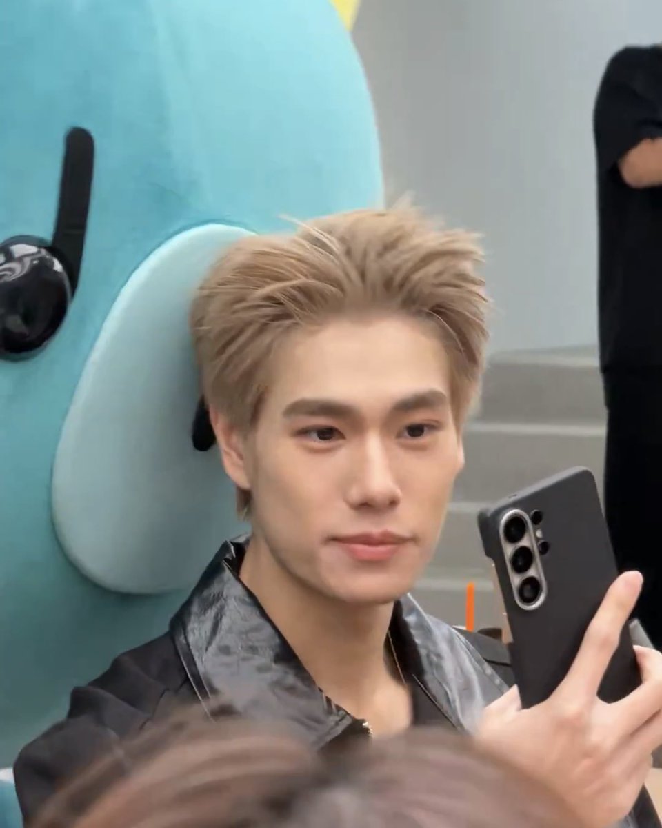 2phuwin's tweet photo. he's such a proud dad taking selfies with his son https://t.co/ZQT4seOrWw