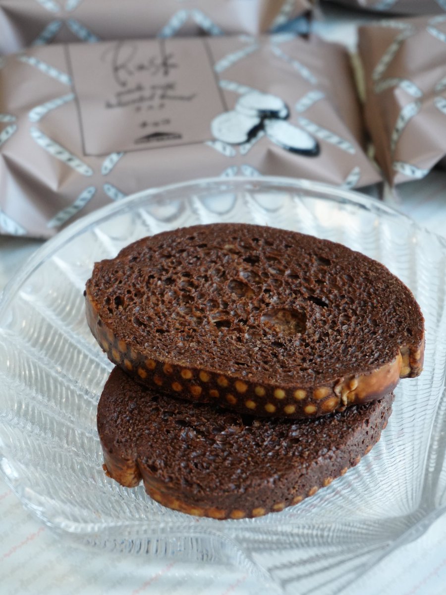 chocokuncom's tweet photo. シャトレーゼの「ティータイムブレッド チョコラスク」。サクサクしっとりの心地よい食感。ラスクの中までチョコレートが深く染み込んでいて、噛むほどに濃厚なチョコのコクがじゅわ〜っと広がる。香ばしいラスクとチョコレートの一体感も抜群。コーヒーと合わせてゆっくり味わいたくなる https://t.co/PJS4OV6KMZ